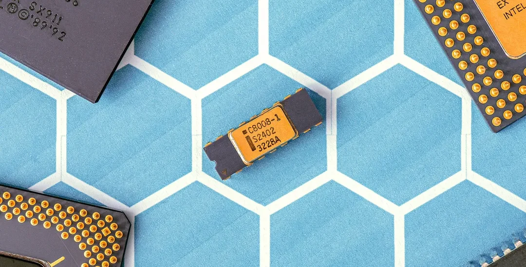 Extrem närbild på ett avskalat kiselchip med synliga kretsmönster