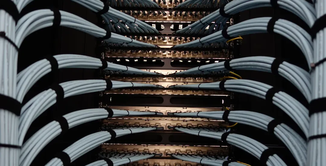 Serverrack med nätverkskablar som symboliserar TLS-infrastruktur