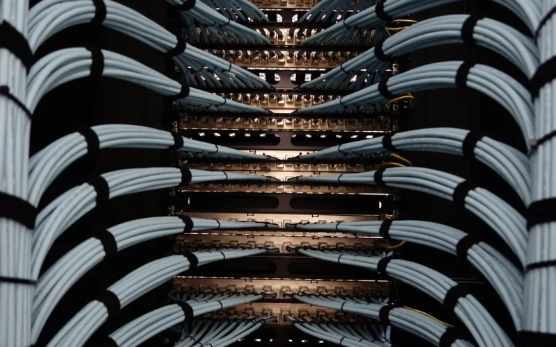 Serverrack med nätverkskablar som symboliserar TLS-infrastruktur