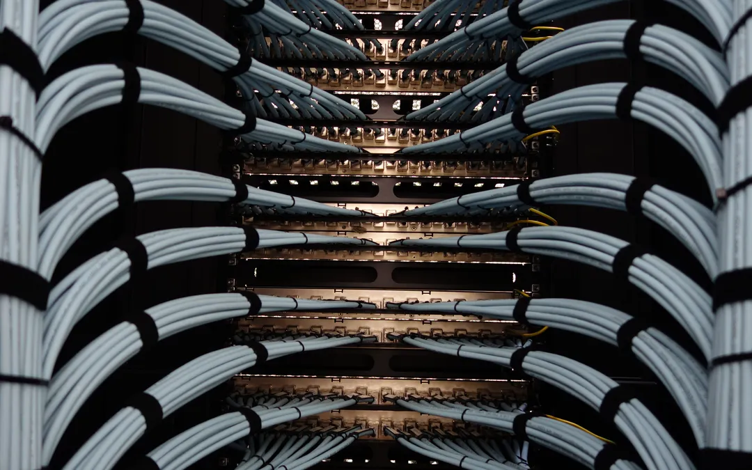Serverrack med nätverkskablar som symboliserar TLS-infrastruktur